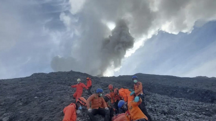 Ponovo eruptirao vulkan Ibu u Indoneziji, stub pepela visok pet kilometara
