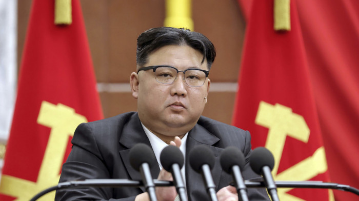 U Severnoj Koreji predstavljena značka sa likom Kim Džong Una