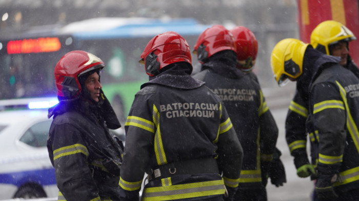 Požar na Voždovcu: Gust dim kulja sa poslednjeg sprata zgrade, vatrogasci na terenu