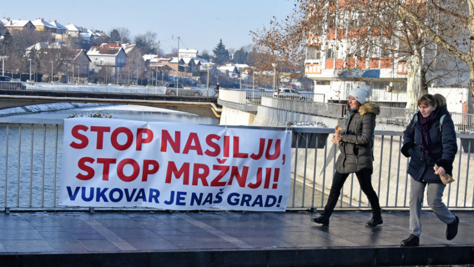 Istraga u Vukovaru: Mladić bacio hrvatsku zastavu u vatru, poslanik Domovinskog pokreta tvrdi da je Srbin