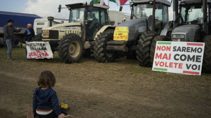Protestna povorka italijanskih poljoprivrednika traktorima na obilaznici kod Rima