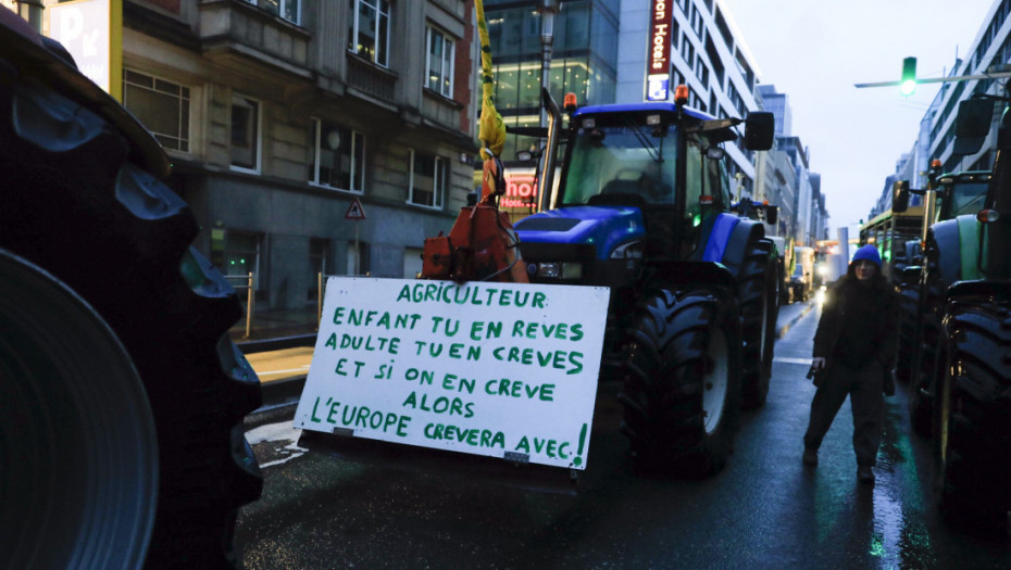 Kolone francuskih farmera krenule ka Parizu, na protest zbog nelojalne konkurencije robe iz Južne Amerike