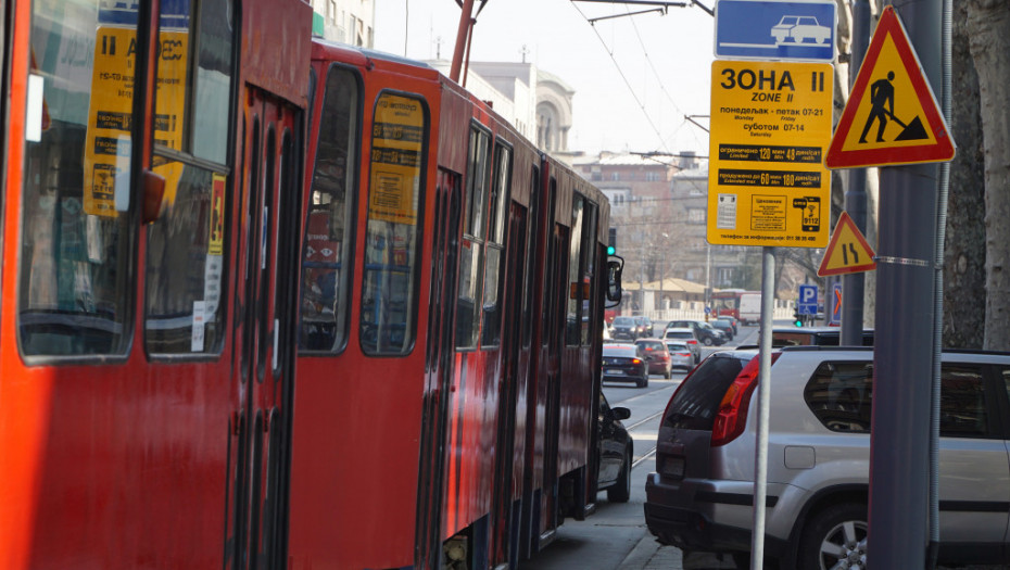 Tramvaj udario dete u Bulevaru oslobođenja, prevezeno u bolnicu u Tiršovoj