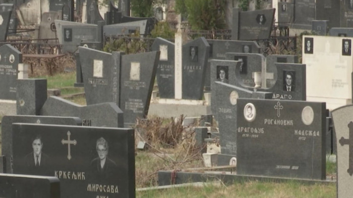 Na Mitrovske zadušnice nekoliko desetina Srba obišlo grobove najmilijih u Prištini