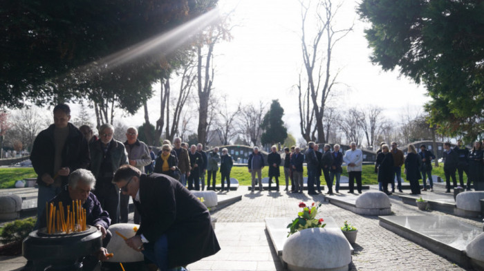 Godišnjica ubistva Zorana Đinđića: Venci na mestu na kom je izvršen atentat, veliki broj građana na groblju