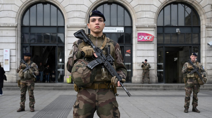 Vojnik iz dodatne jedinice za OI izboden na železničkoj stanici u Parizu