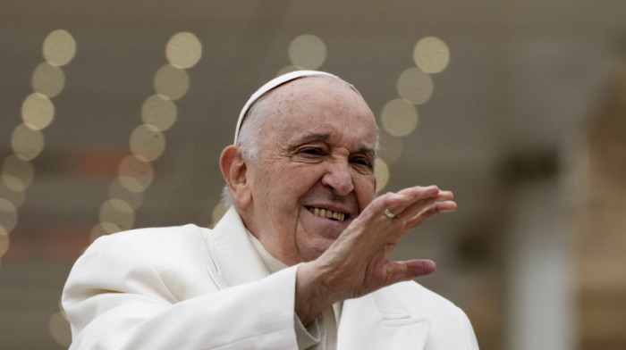 ''Kroz moje oči': Papa upoznao zatvorenice u poseti postavci Vatikana na Bijenalu u Veneciji