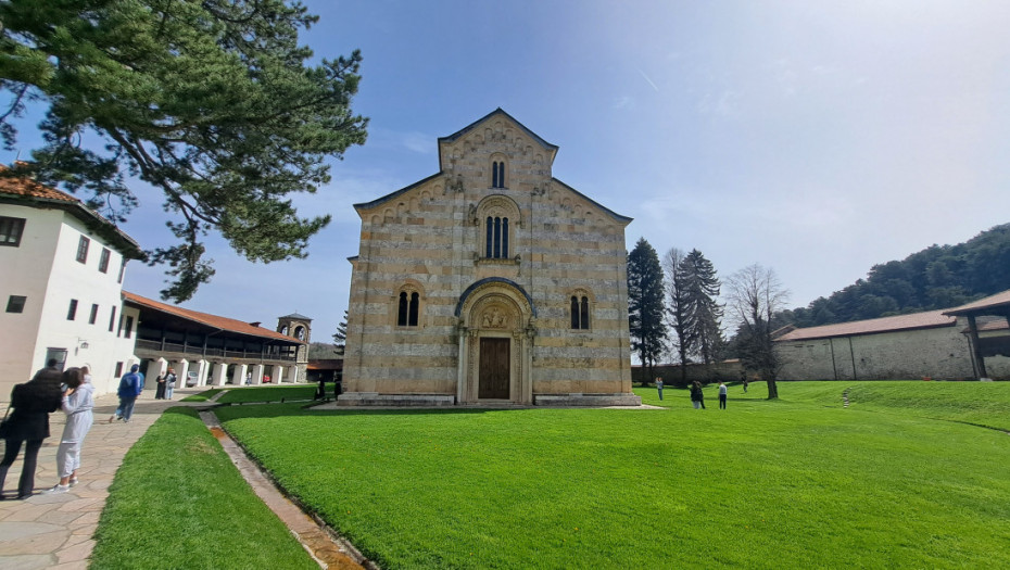 Više od 600 vernika u manastiru Visoki Dečani na praznik Cveti (VIDEO/FOTO)