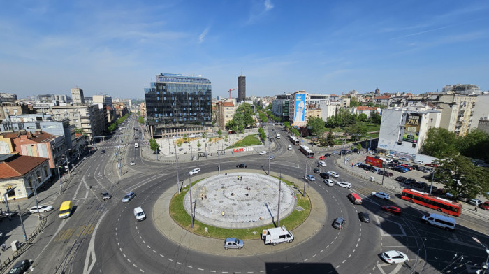 Na fontani na Slaviji zamenjeni uništeni reflektori, u toku punjenje fontane