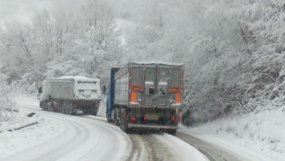 Vozači oprez: Sneg na prilazima Kopaoniku, Tari i Staroj planini, prilazi prohodni