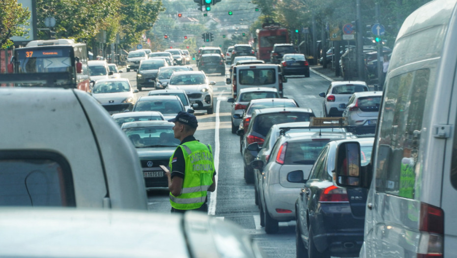 Pojačan saobraćaj na putevima pred početak školske godine, apel vozačima na oprez