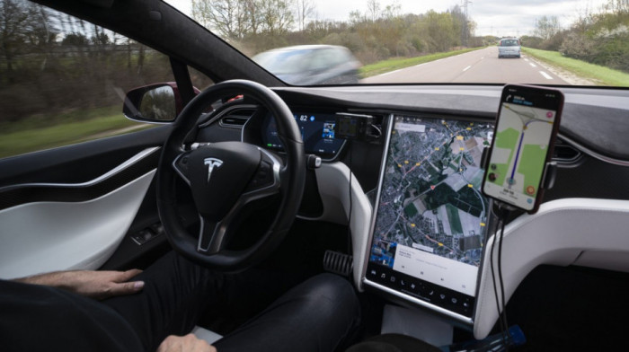 Kompanija Tesla ponovo u problemu: Otvorena istraga zbog povlačenja dva miliona vozila s autopilotom