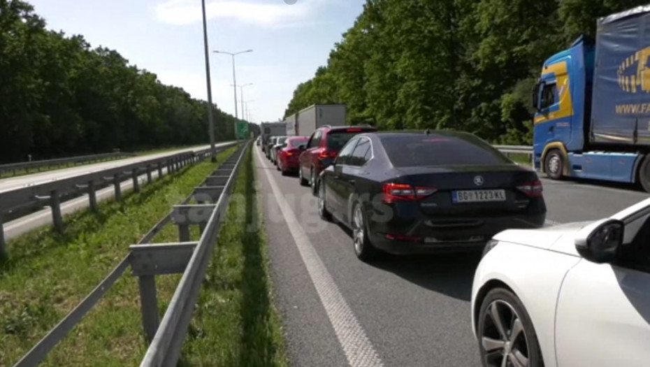 Pojačan saobraćaj poslednjeg vikenda u avgustu, putnička vozila na Batrovcima čekaju tri sata