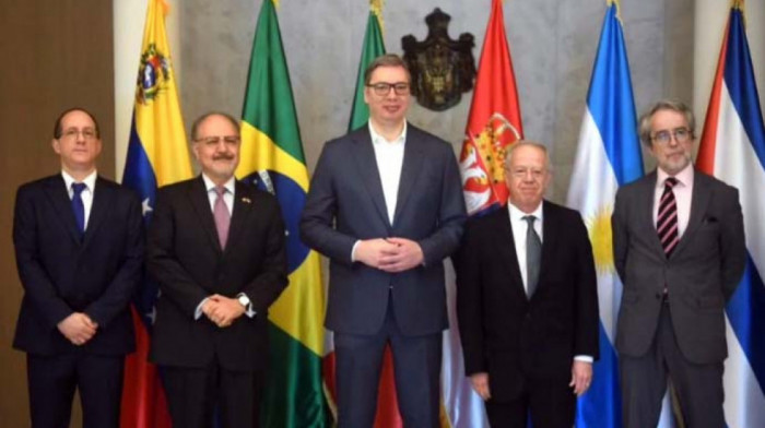 Vučić se sastao sa ambasadorima južnoameričkih zemalja o rezoluciji UN o Srebrenici