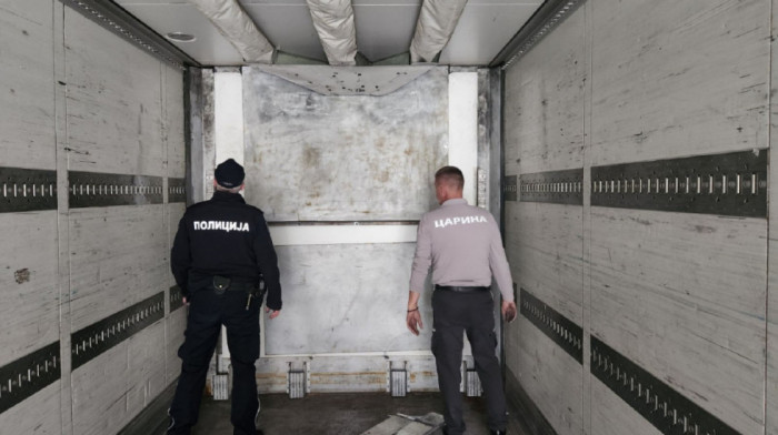 Uhapšene dve osobe zbog krijumčarenja ljudi: U tovarnom delu kamiona pronađeno 67 migranata