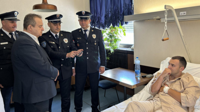 Najavljene strože kazne za napad na policiju: Dačić posetio saobraćajnog policajca teško povređenog na dužnosti