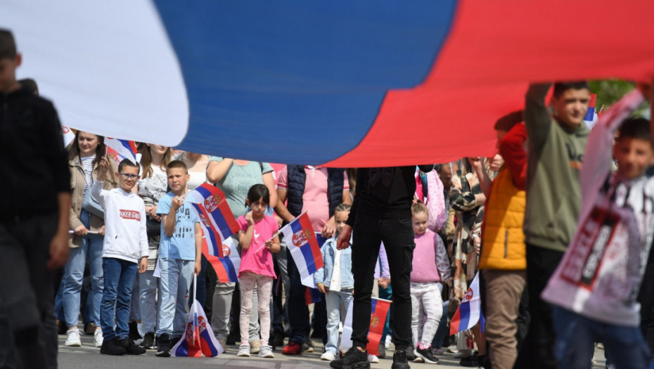 Srbi u Leposaviću razvili veliku srpsku zastavu na dan Svetog Vasilija