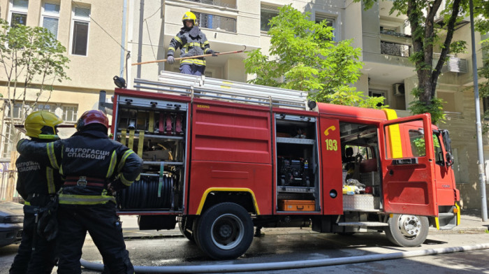 Požar u centru Beograda: Zapalilo se kombi vozilo na uglu lica Kneza Miloša i Kraljice Natalije (VIDEO)