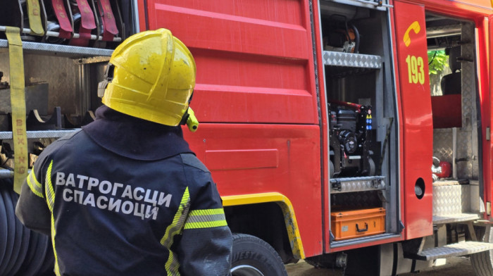 Požar u zgradi u Novom Sadu, povređeni devojčica (6) i mladić