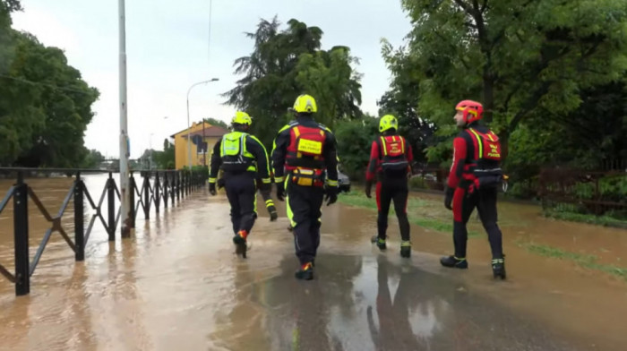 Poplave na Siciliji: Vatrogasci spasavju vozače zaglavljene u automobilima