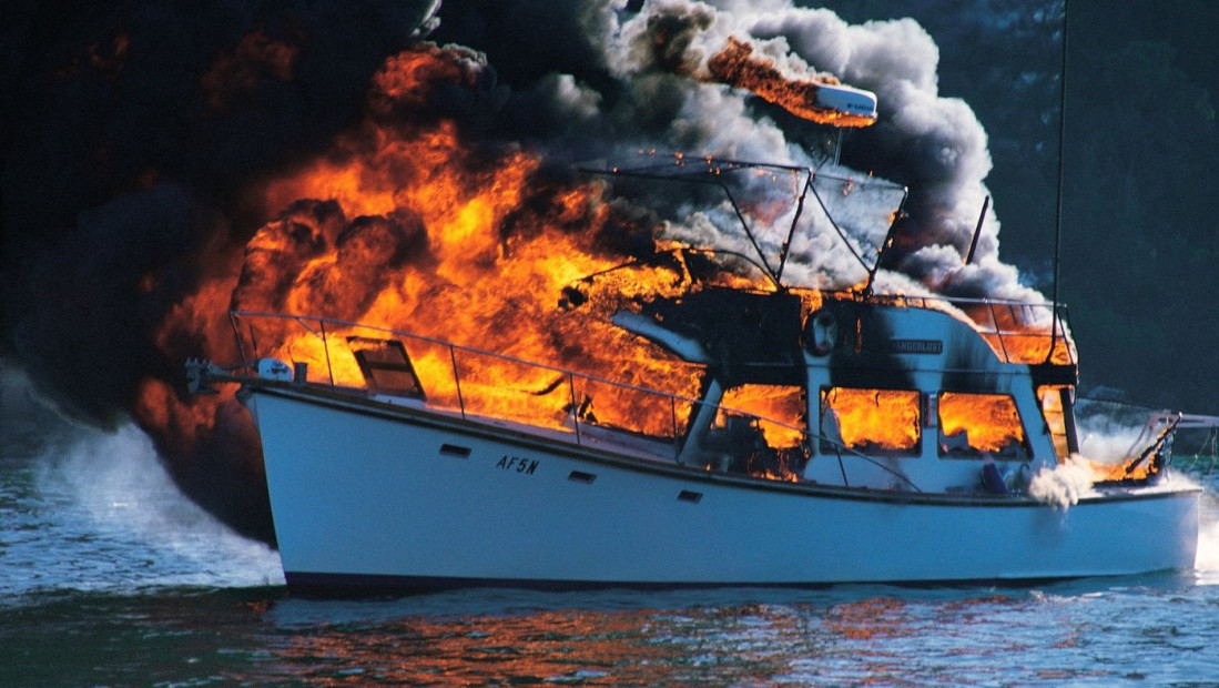 Zapalio se drveni turistički brod u luci kod Splita: Nepoznato šta je dovelo do požara