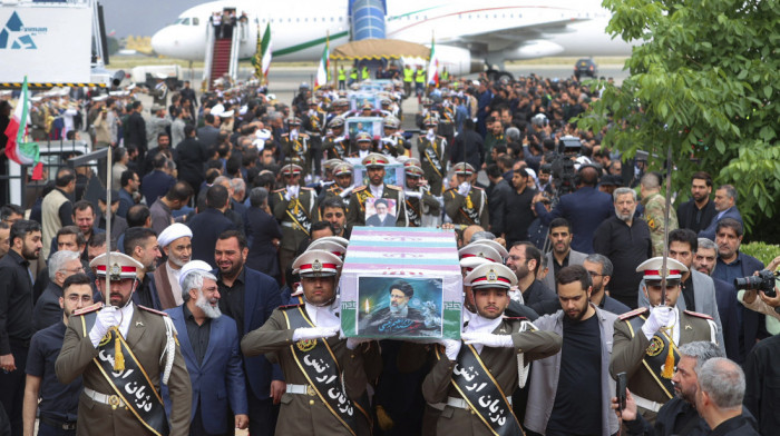 Stotine hiljada ljudi na ulicama Teherana, Hamnei predvodi molitvu za Raisija
