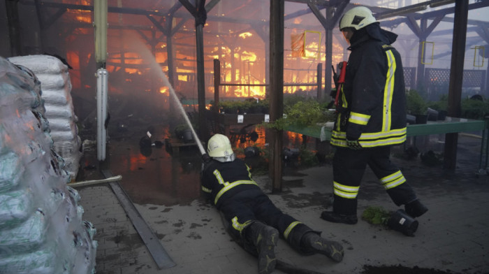 Požar u ruskom skladištu nafte u gradu Azov bukti već drugi dan, uprkos naporima vatrogasaca