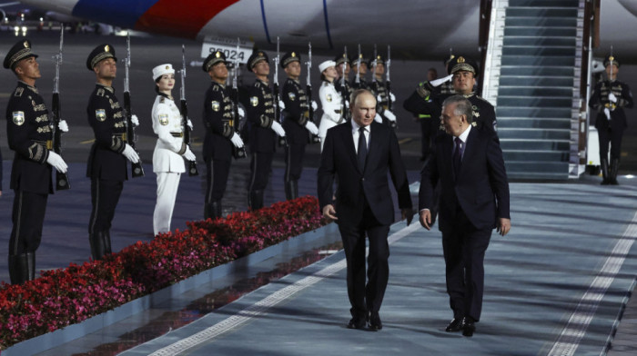 Buket cveća za Putina u Taškentu: Predsednik Rusije doputovao u državnu posetu Uzbekistanu