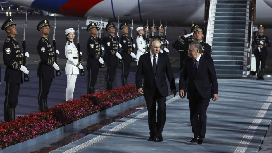 Buket cveća za Putina u Taškentu: Predsednik Rusije doputovao u državnu posetu Uzbekistanu