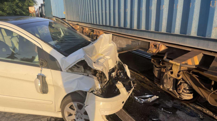 Sudar automobila i teretnog voza kod Subotice: "Mercedes" se zakucao u vagon, vozač lakše povređen