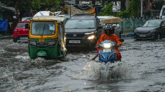 Broj poginulih u ciklonu u Bangladešu i Indiji povećao se na 16, obilna kiša i visoki talasi izazvali poplave