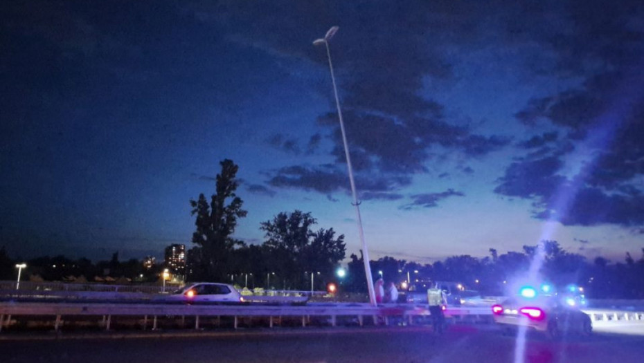 Pukao betonski nosač za stub rasvete na novosadskom Mostu slobode, potpuno obustavljen saobraćaj