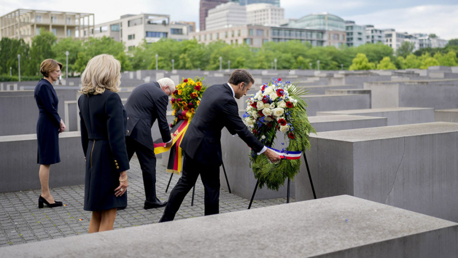 Makron i prva dama Francuske položili venac na Memorijal holokausta u Berlinu