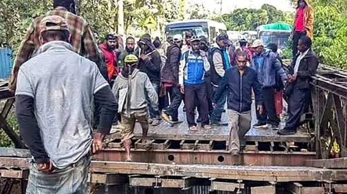 Srušio se most u Papua Novoj Gvineji preko kojeg se doprema pomoć za žrtve klizišta