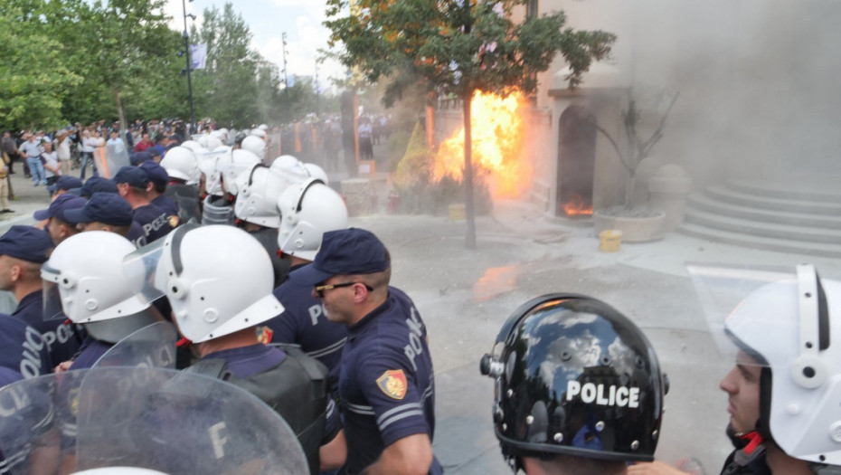 Bačeni Molotovljevi kokteli na protestu opozicije u Tirani