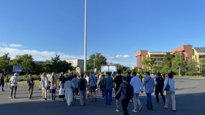 Protest ispred opštine Novi Beograd: Predstavnici dela opozicije blokirali kružni tok, traže uvid u birački spisak