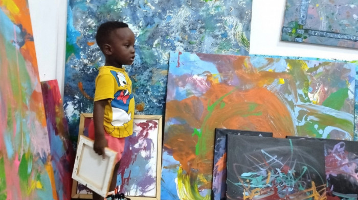 Dečak koji još nema ni dve godine upisan u Ginisovu knjigu rekorda kao najmlađi slikar na svetu