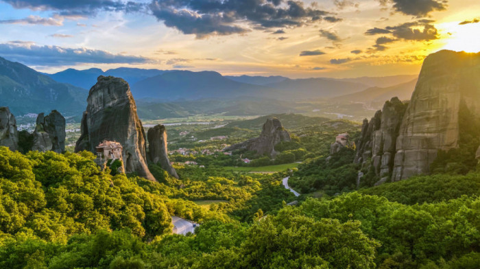 Najfotogeničnije mesto u Grčkoj gde pravoslavne svetinje paraju nebo, a pejzaž oduzima dah