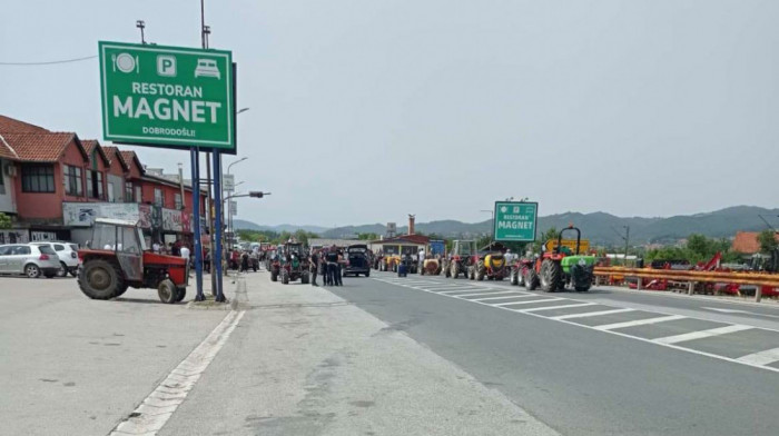 Malinari nezadovoljni otkupnom cenom blokirali petlju na magistralnom putu u Požegi na dva sata