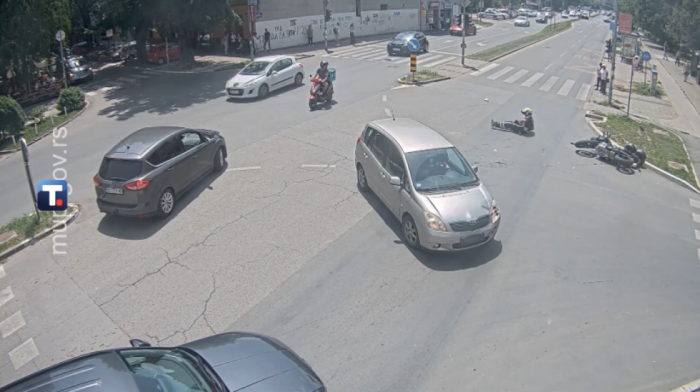 Snimak saobraćajne nesreće u Novom Sadu: Muškarac pod dejstvom narkotika oborio policajca na motociklu