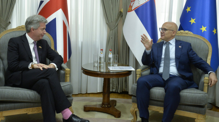Vučević rekao britanskom ambasadoru da je potrebno izvršiti pritisak na Prištinu da se nastavi dijalog u Briselu