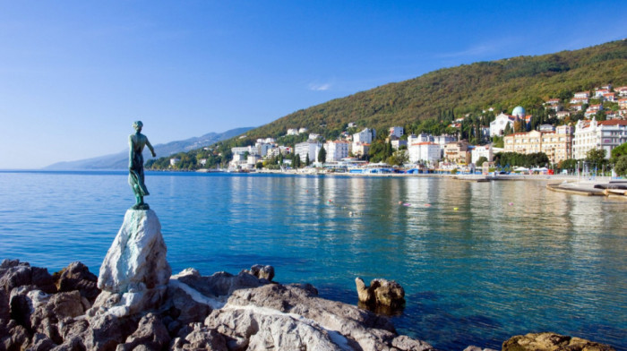 Na plaži kod Opatije povećana količina bakterija ešerihije, hrvatske vlasti zabranile kupanje na tom mestu