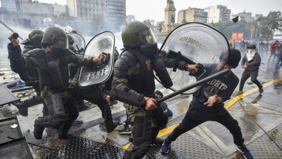 Protesti u Argentini kao "bojno polje": Policija upotrebila vodene topove i suzavac, građani uzvraćali kamenicama