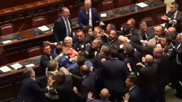 Tuča u italijanskom parlamentu: Povređen poslanik opozicije, napustio salu u kolicima