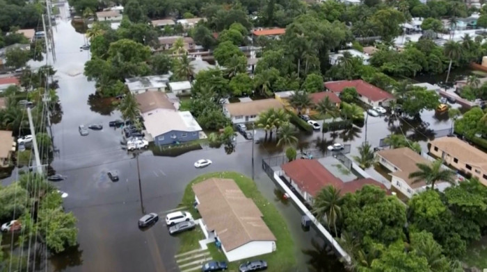 Obilne padavine poplavile Floridu: Guverner De Santis proglasio vanredno stanje, otkazano 1.200 letova