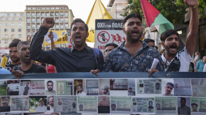 Stotine ljudi na protestu u Atini, na godišnjicu velikog brodoloma migranata
