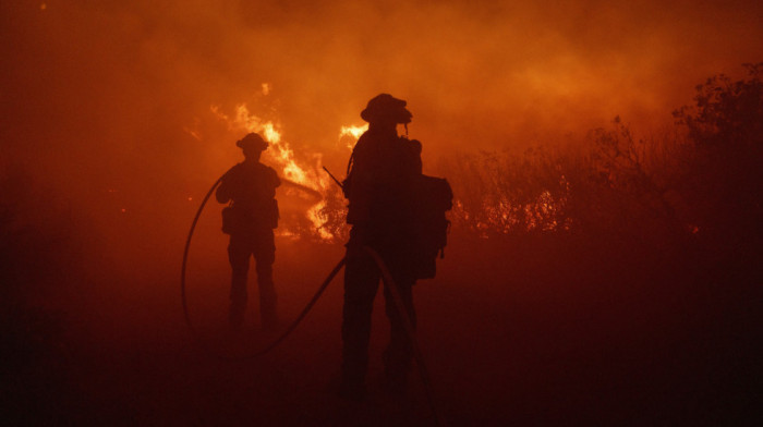 Evakuisano 1.200 ljudi zbog požara u Los Anđelesu, izgorelo više od 25 kvadratnih kilometara šumskog područja