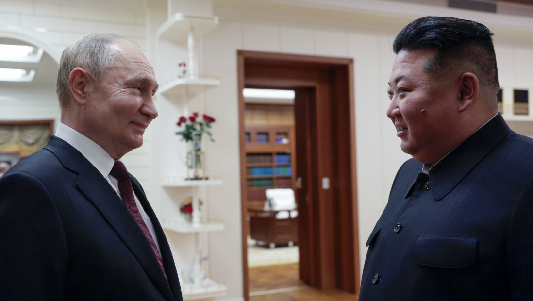 Srdačan susret Putina i KIima po dolasku ruskog predsednika u Pjongjang