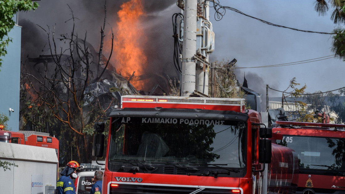 Veliki požar na Atici, vatra zahvatila kuće: U gašenju učestvuje više desetina vatrogasaca, dva aviona i helikopteri