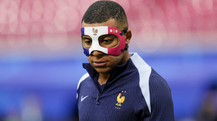 Kilijan Mbape sa maskom u bojama francuske zastave